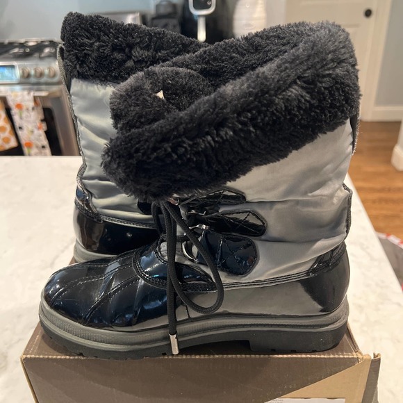 NIB Khombu Birch Women’s Faux Fur Snow Boot Waterproof Black Silver Sz: 8‎ - Picture 6 of 8